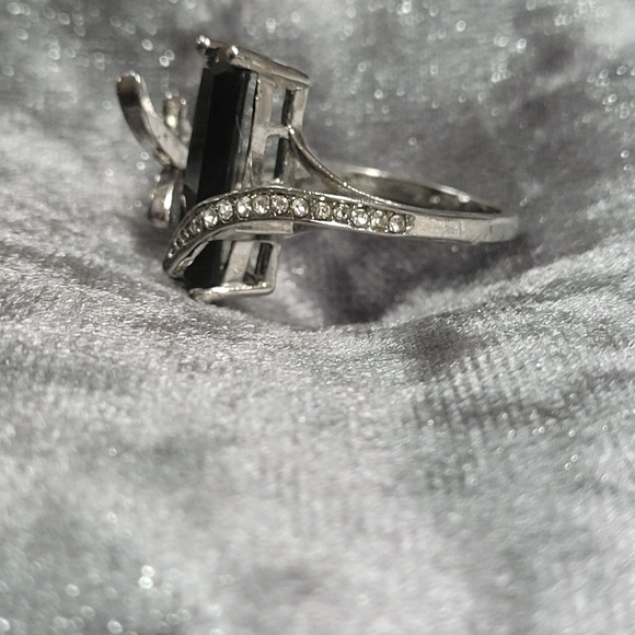 Leaf Green Rectangular Cubic Zirconia Ring - Picture 10 of 10